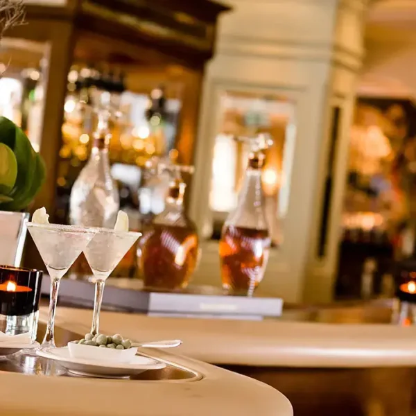 Nahaufnahme von Getränken an der Bar des Tirolerhofs in Zell am See