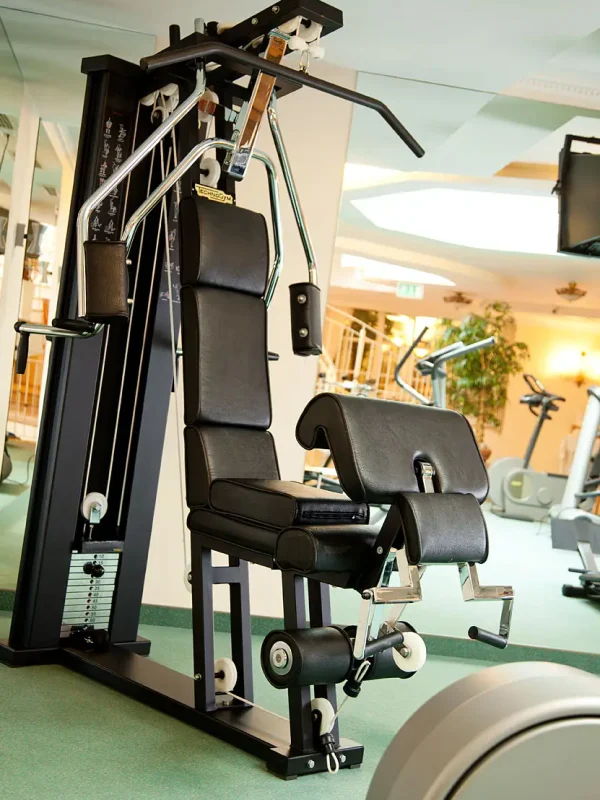 TH_1145 Modernes Fitnessgerät im Tirolerhof Zell am See für effektives Kraft- und Ausdauertraining“