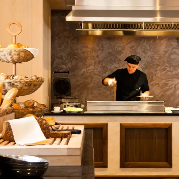 Koch beim Zubereiten des Frühstücks im Tirolerhof in Zell am See